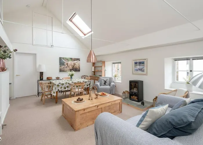 Spacious Calton Rd Apt looking over Calton Hill